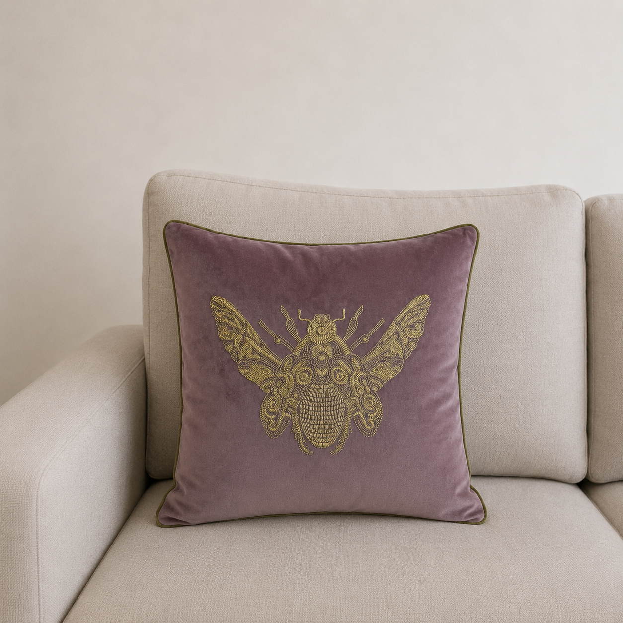 Seroise Velvet Moth Cushion - Fluweel Sierkussen met Gouden Vlinder